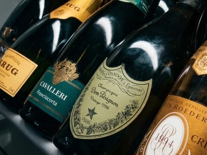 Bottiglie di champagne in cantina, con un Dom Pérignon vintage e altre etichette importanti