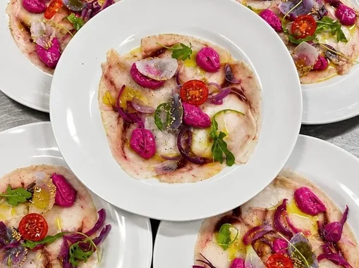 Antipasto della casa con focaccine, pomodorini, cipolla rossa e rucola