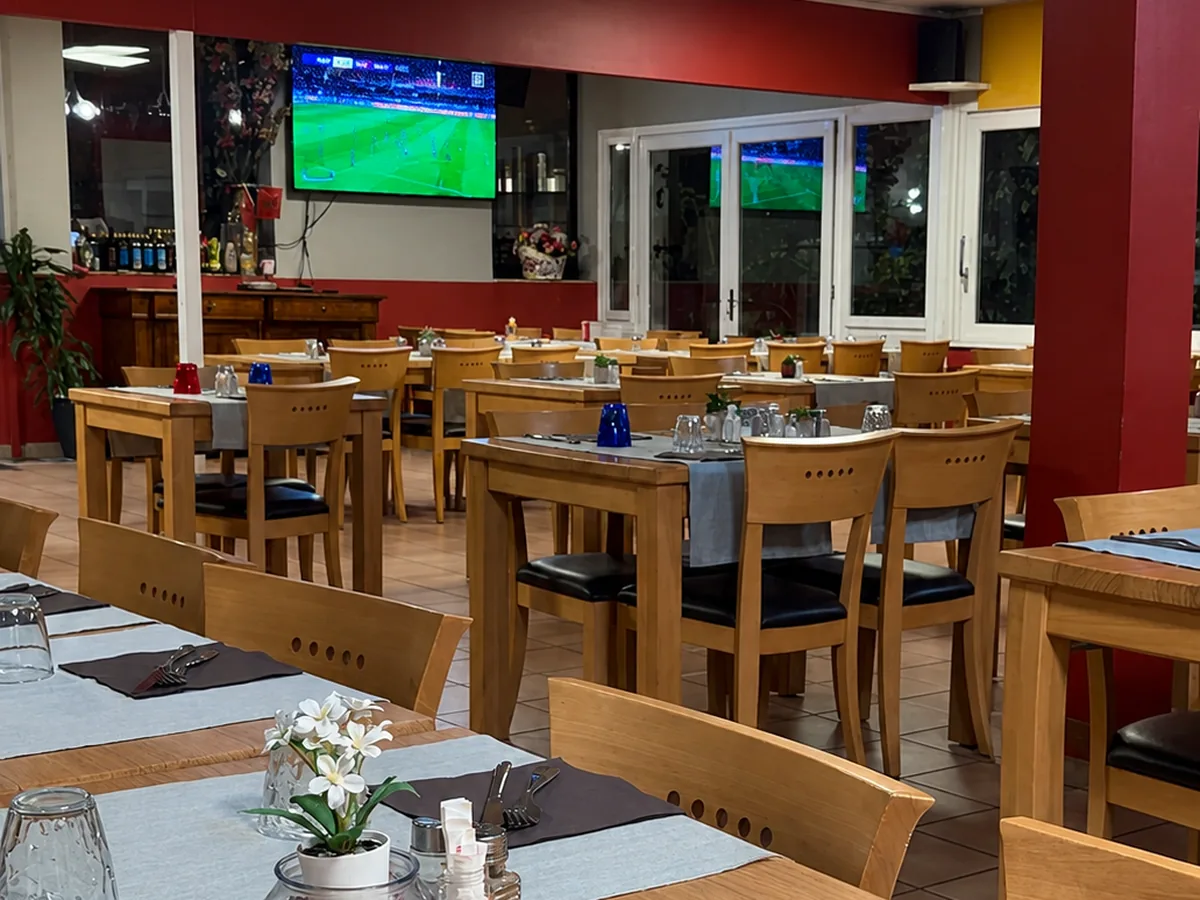 Veranda principale del ristorante con i tavoli apparecchiati per il servizio